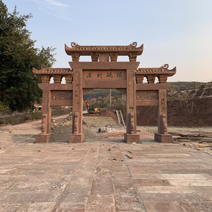 厂家定制红砂岩石牌坊景区仿古石牌楼石雕三门三楼村口石牌坊
