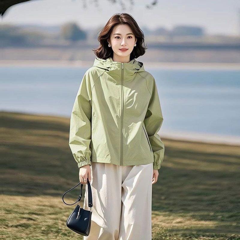 2025开春百搭超火酷飒拽姐高级感超好看女短款连帽外套减龄冲锋衣