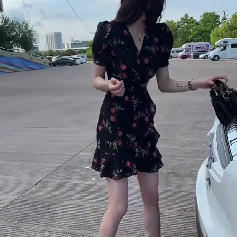 2025年夏季韩版洋气v领荷叶边短袖裙子收腰显瘦印花短裙连衣裙女
