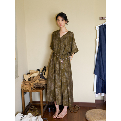 素舶 柔顺垂感印花抽皱V领收腰短袖连衣裙