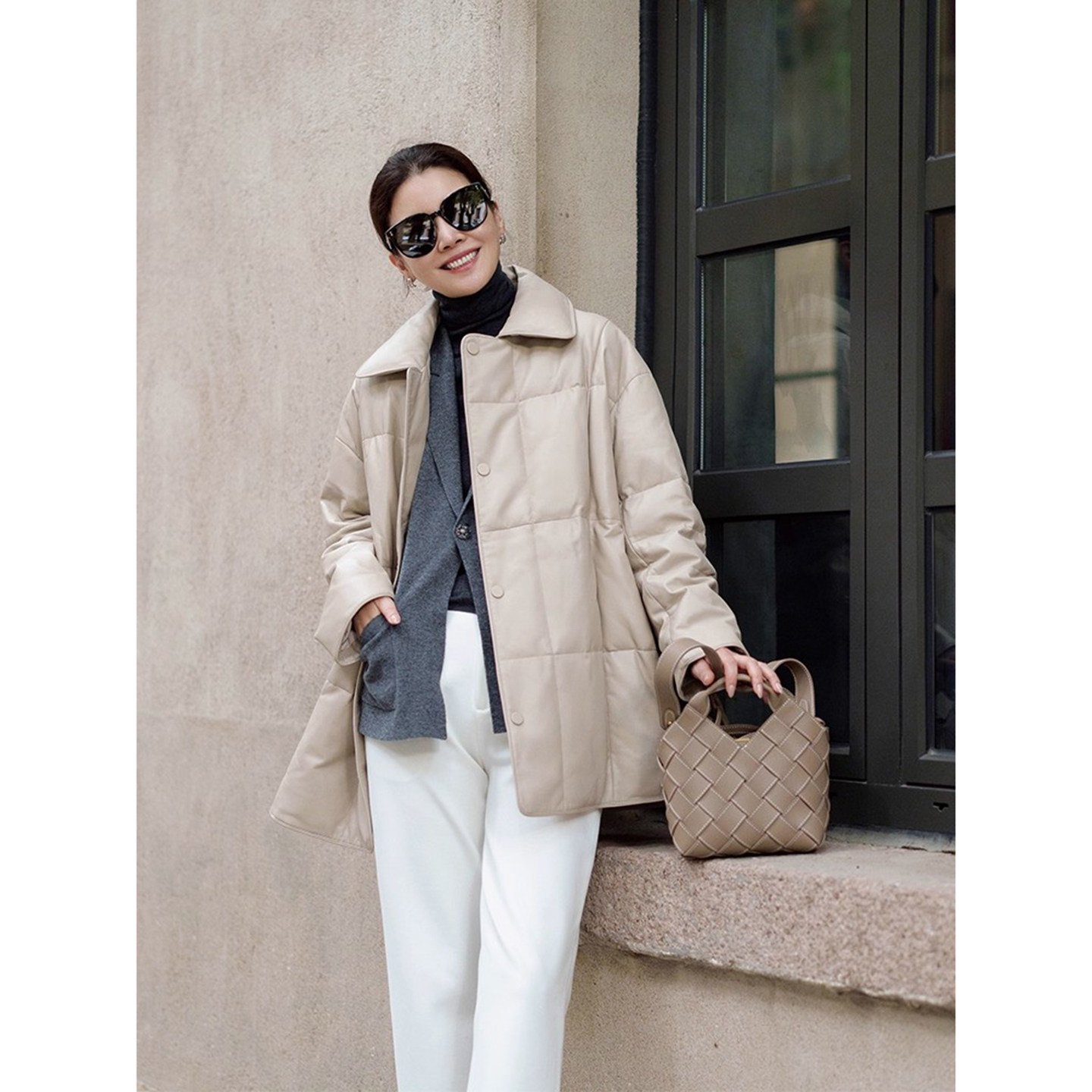 极简风廓型翻领轻暖白鹅绒羽绒服