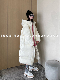 白色长款连帽保暖时尚加厚白鹅绒高级肌理感压褶羽绒服外套女冬季