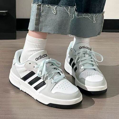 adidas复古篮球风低帮板鞋耐磨