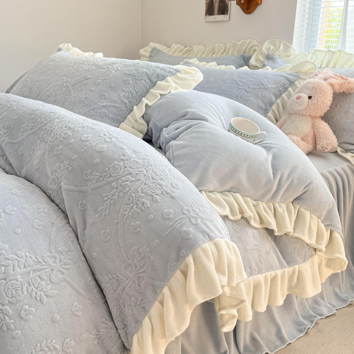 豪华四件套加绒2025新款加厚牛奶绒新款公主风雕花秋冬珊瑚绒被套