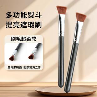 三角高光提亮刷遮瑕刷精准泪沟面中法令纹修容烫斗化妆刷超软新手