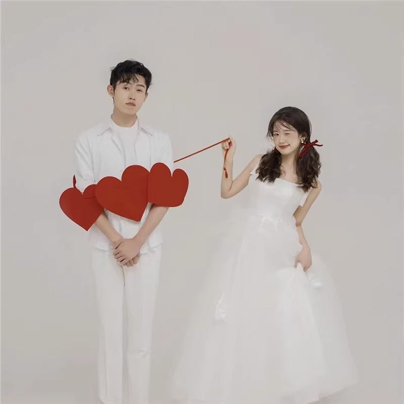 红色爱心串礼服搭配心形拉绳领证登记婚礼手持创意情侣拍照道具