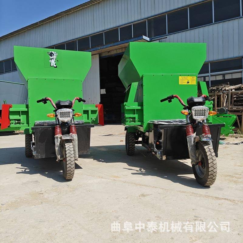 小型3方电动小型撒料车饲喂牛羊用五方投草车皮带出料刮板撒草车
