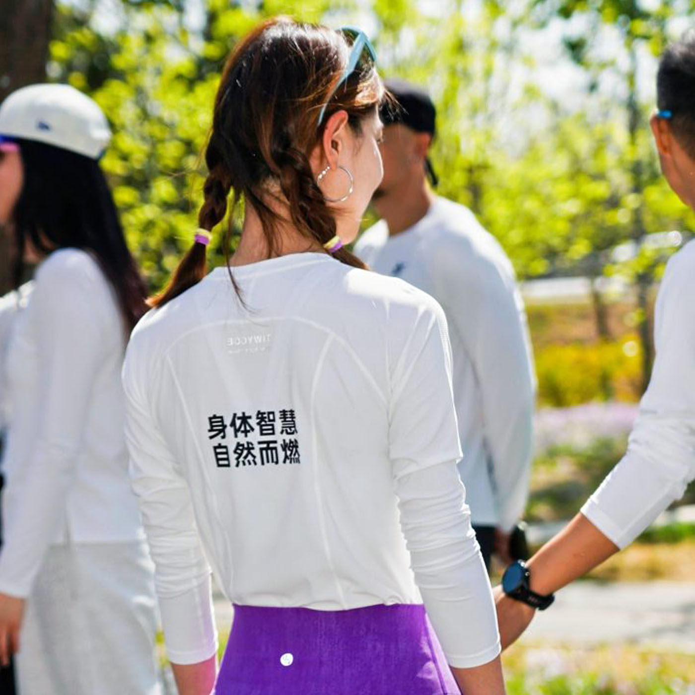 BODYWIT身体智慧跑者空间限定款自然而燃白色女款圆领长袖T恤速干