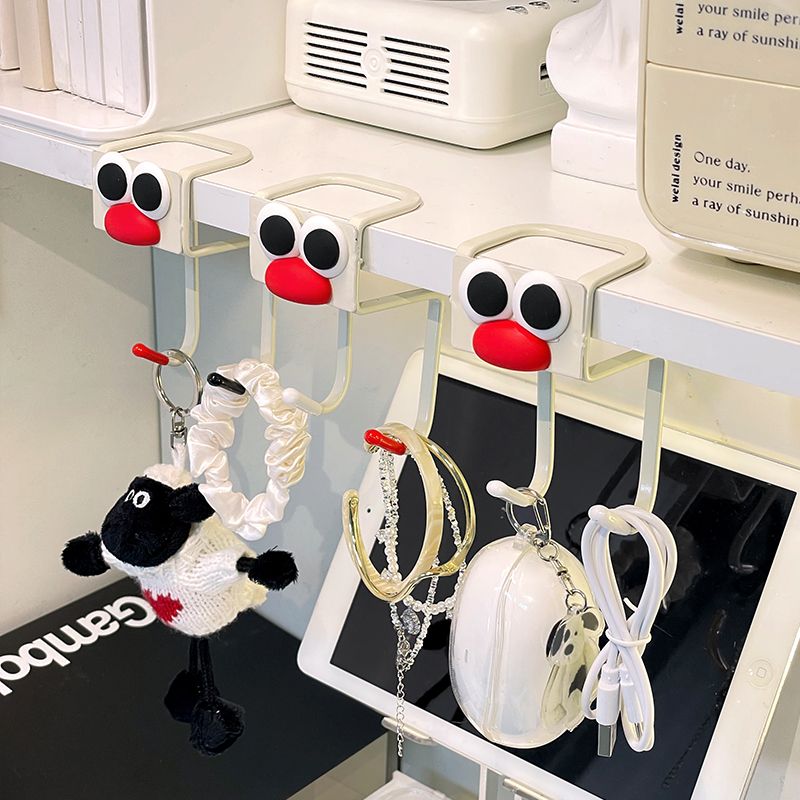 宿舍床上置物架上铺好物