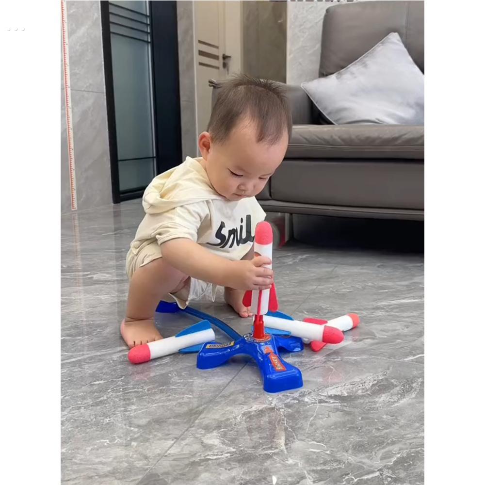 儿童用脚操作的小型火箭发射器玩具发光飞炮户外用脚操作的男孩和