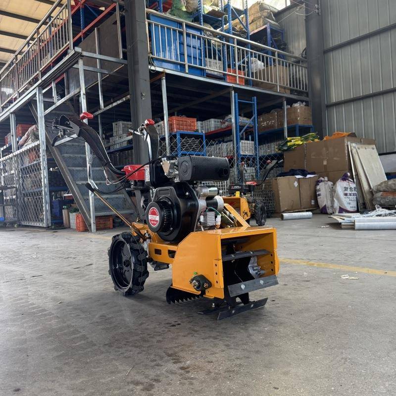 四驱汽油除草机700mm宽度新款除草机多功能碎草还田锄草微耕机