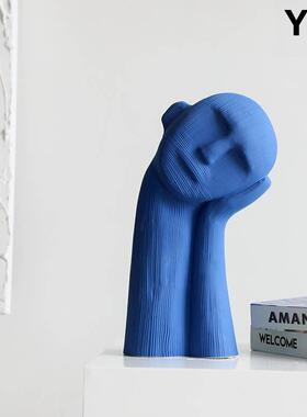 现代极简主义家居客厅样板房入口桌面人物装饰软装