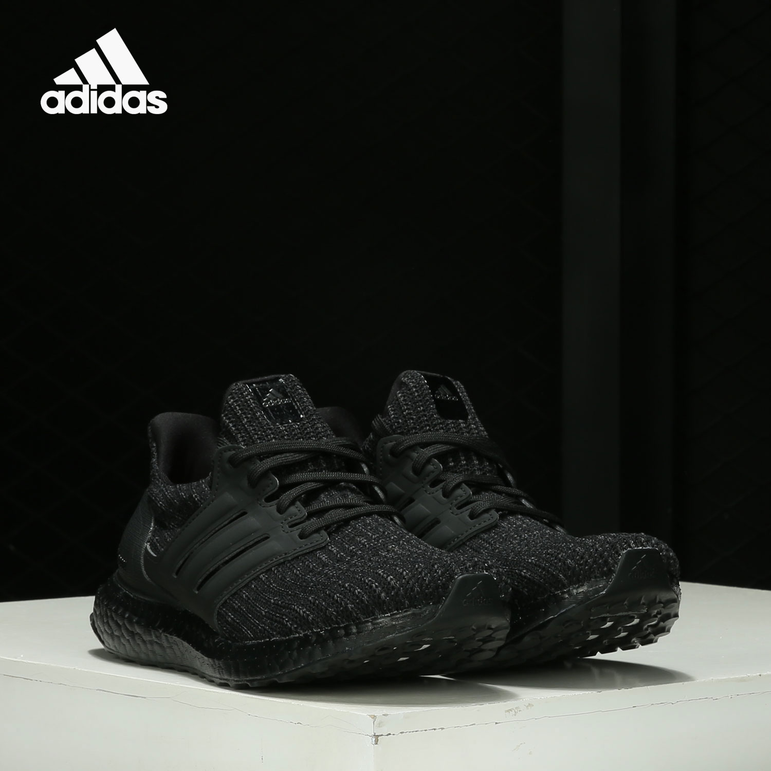 阿迪达斯男女网面跑步鞋