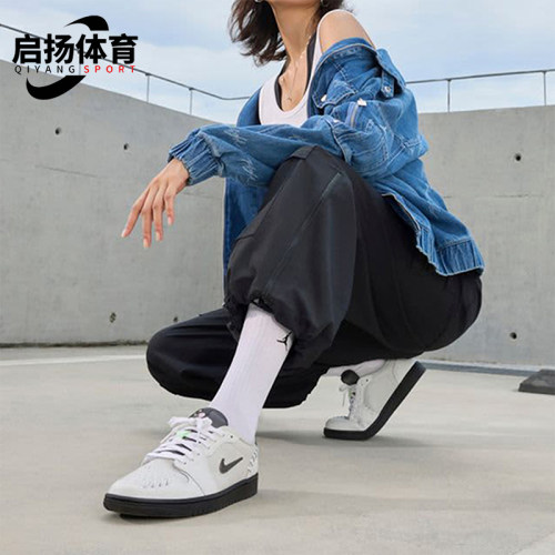 耐克女士透气轻质休闲板鞋