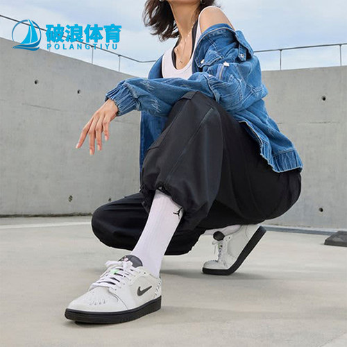 耐克女士透气轻质休闲板鞋