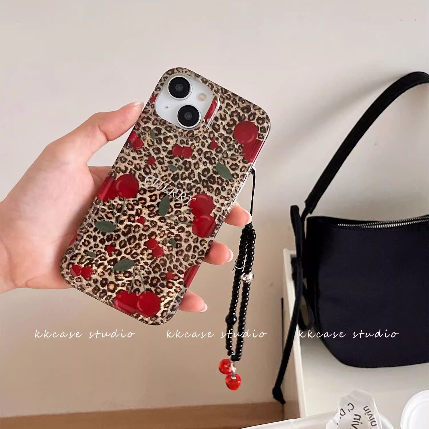 iphone15pro小众高级感欧美豹纹樱桃14max手提腕带挂绳手链手机壳12苹果13适用新款全包防摔韩国17保护套16