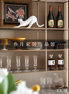 样板间复古餐厅酒柜酒杯烛台搭配