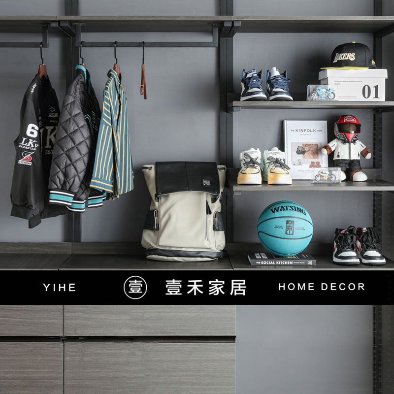 双肩包儿童运动摆件头盔房男孩主题组合篮球衣服衣帽间机车样板间