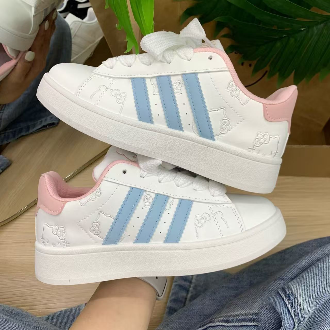 新款蓝白色有擦声kitty猫板鞋舒适厚底小白鞋轻便设计感运动鞋子