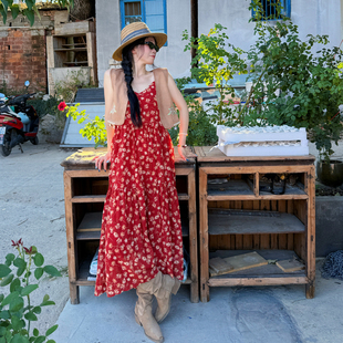 新疆草原拍照马甲套装连衣裙大西北沙漠旅游度假穿搭红色吊带裙女