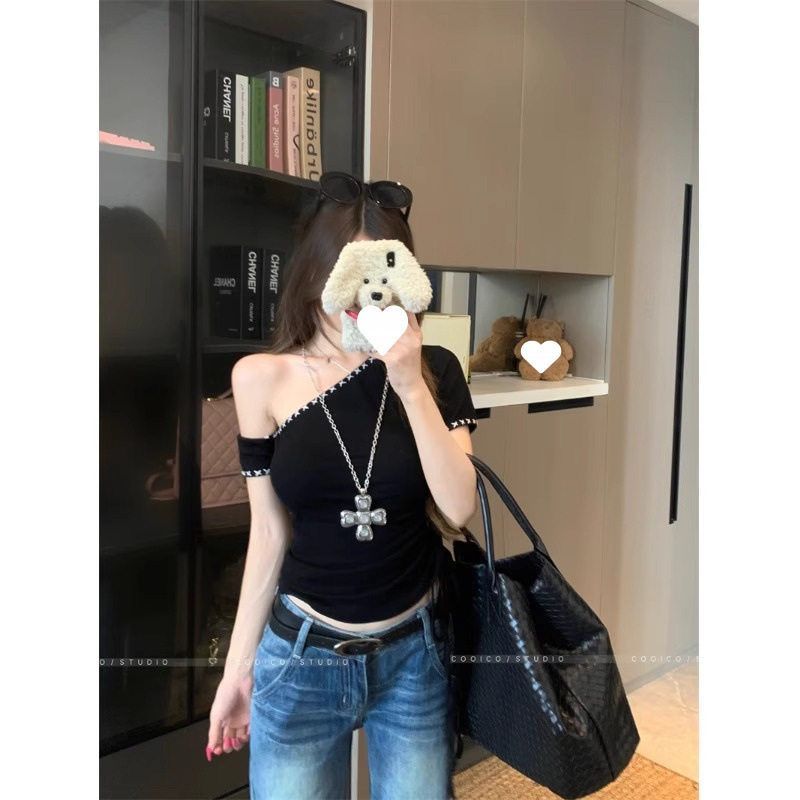 黑色斜肩露肩短袖T恤女2025夏季新款纯欲辣妹别致小众显瘦小上衣