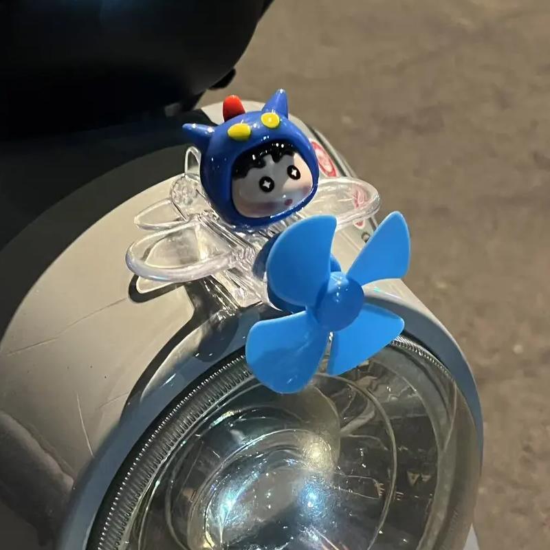 蜡笔小新风能发光小飞机七彩电动车自行车装饰车载摆件旋转小飞机