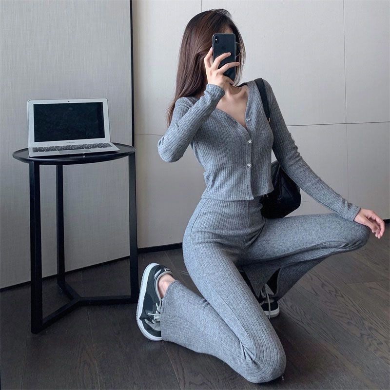 春秋套装女2025新款短款长袖上衣女+高腰微喇长裤气质针织两件套