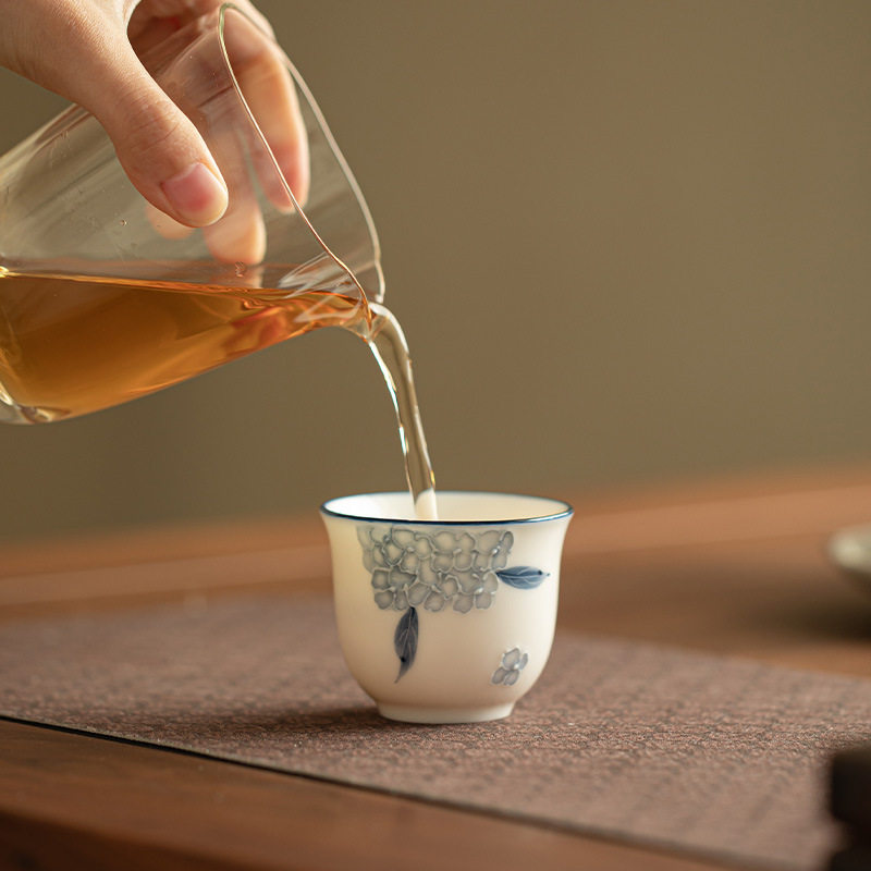 跨境景德镇纯手绘绣球花淡雅茶杯主人杯客杯高颜值品茗杯陶瓷茶具