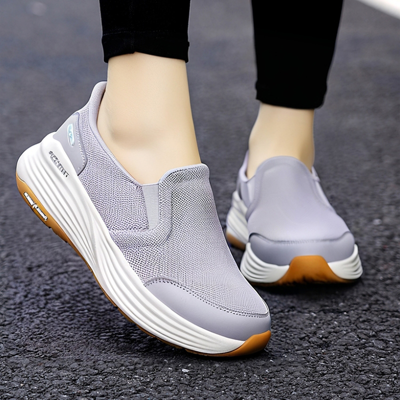 ULTRA FLIGHT轻质中底，提供更好缓震和舒