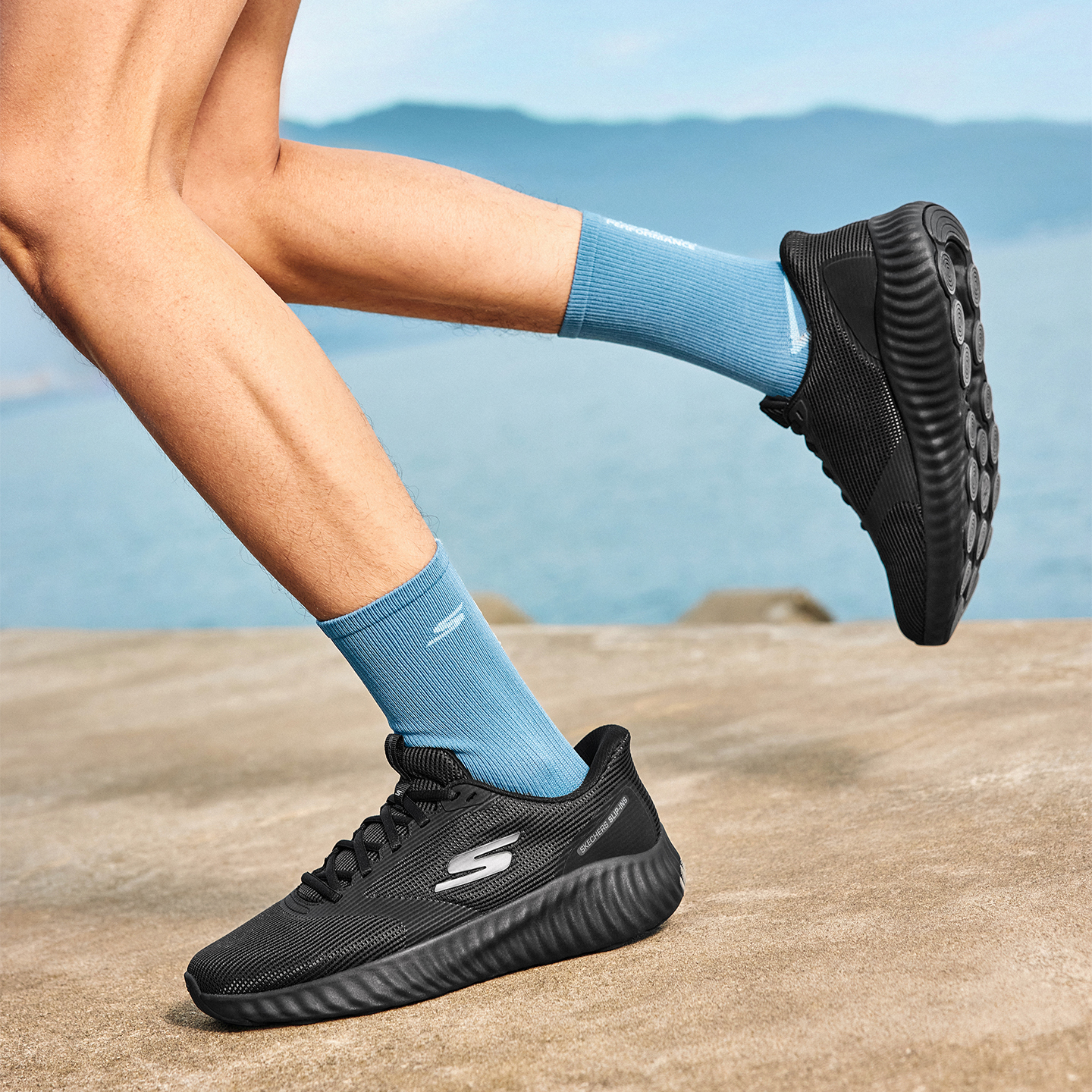 采用ULTRA LIGHT 软弹材质大底