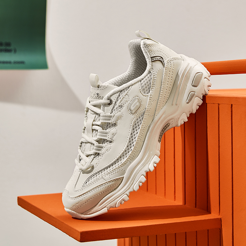 多材质拼接鞋面，丰富层次感