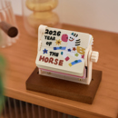 盐岛时光 实木手摇可爱桌面摆件台历礼物 2026年涂鸦机械翻页日历