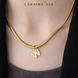 LARAINE YIN欧美百搭简约字母吊坠钛钢项链ins蛇骨链气质颈链女
