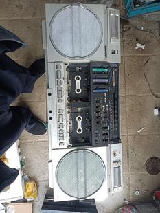 市场收来夏普575收录机一台，缺旋钮及仓门，天线，透明议价商品