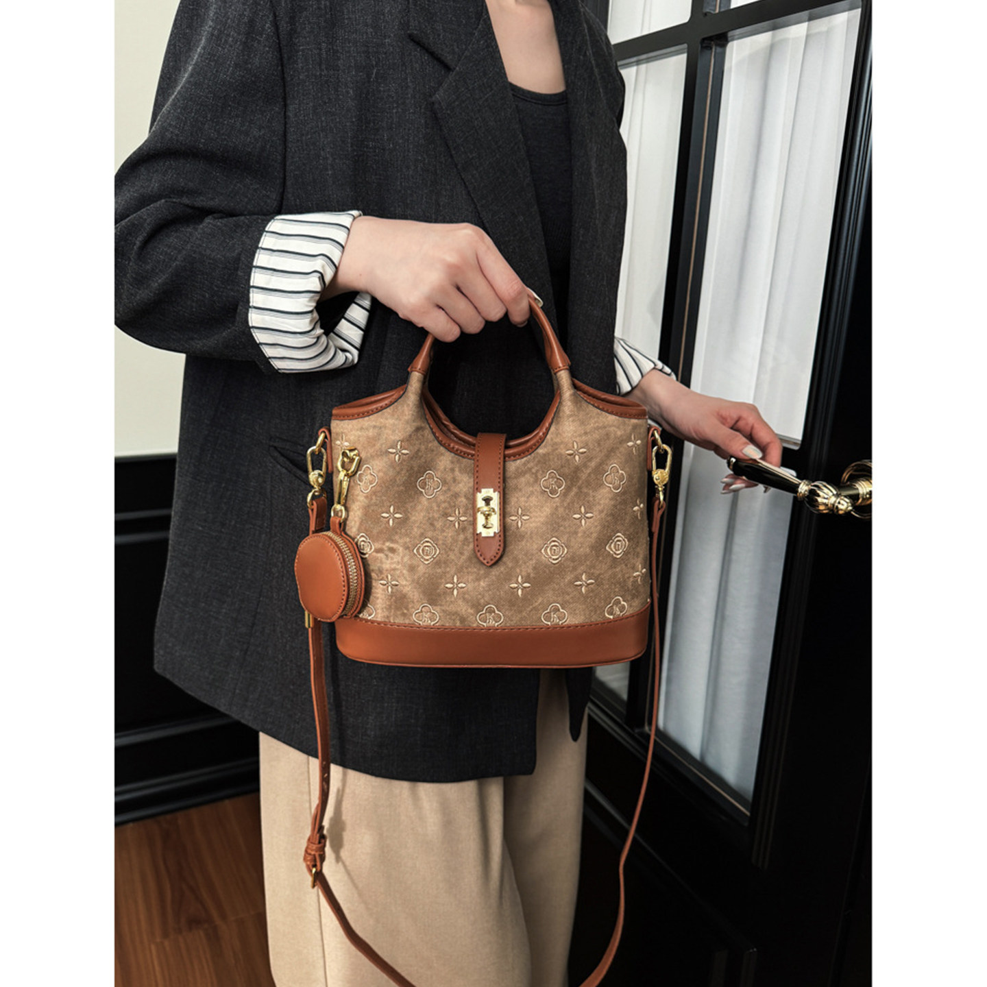 泡芙小姐刺绣高级感老花水桶包女新款日常百搭手提包单肩斜挎包,箱包皮具/热销女包/男包,水桶包,淘宝优惠券,粉丝福利购,淘宝优惠卷