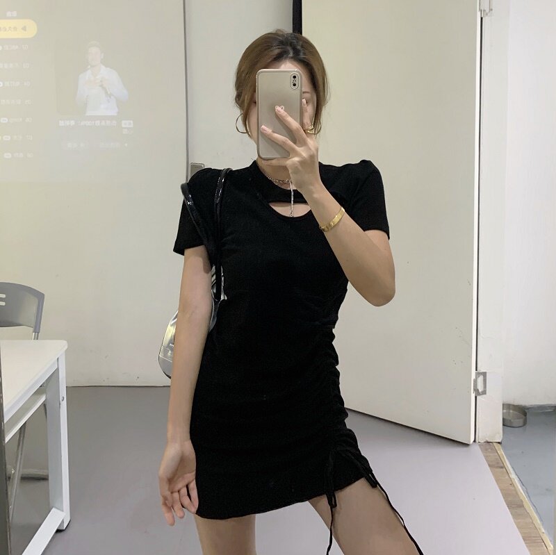 유럽과 미국의 섹시한 소녀 스타일 속이 빈 섹시한 작은 사람은 하이 웨이스트 슬리밍 드로스트링 주름 엉덩이 덮는 드레스를 입습니다