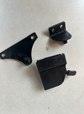 新源轮式挖机 XY90老款红色车驾驶室天窗前挡风固定锁分左右