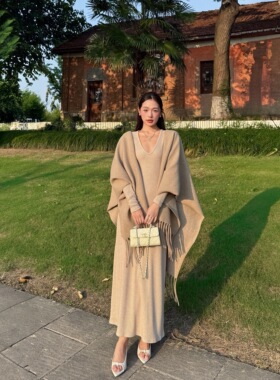 张小涵 法式气质长袖内搭V领连衣裙女秋冬流苏外搭斗篷披肩两件套