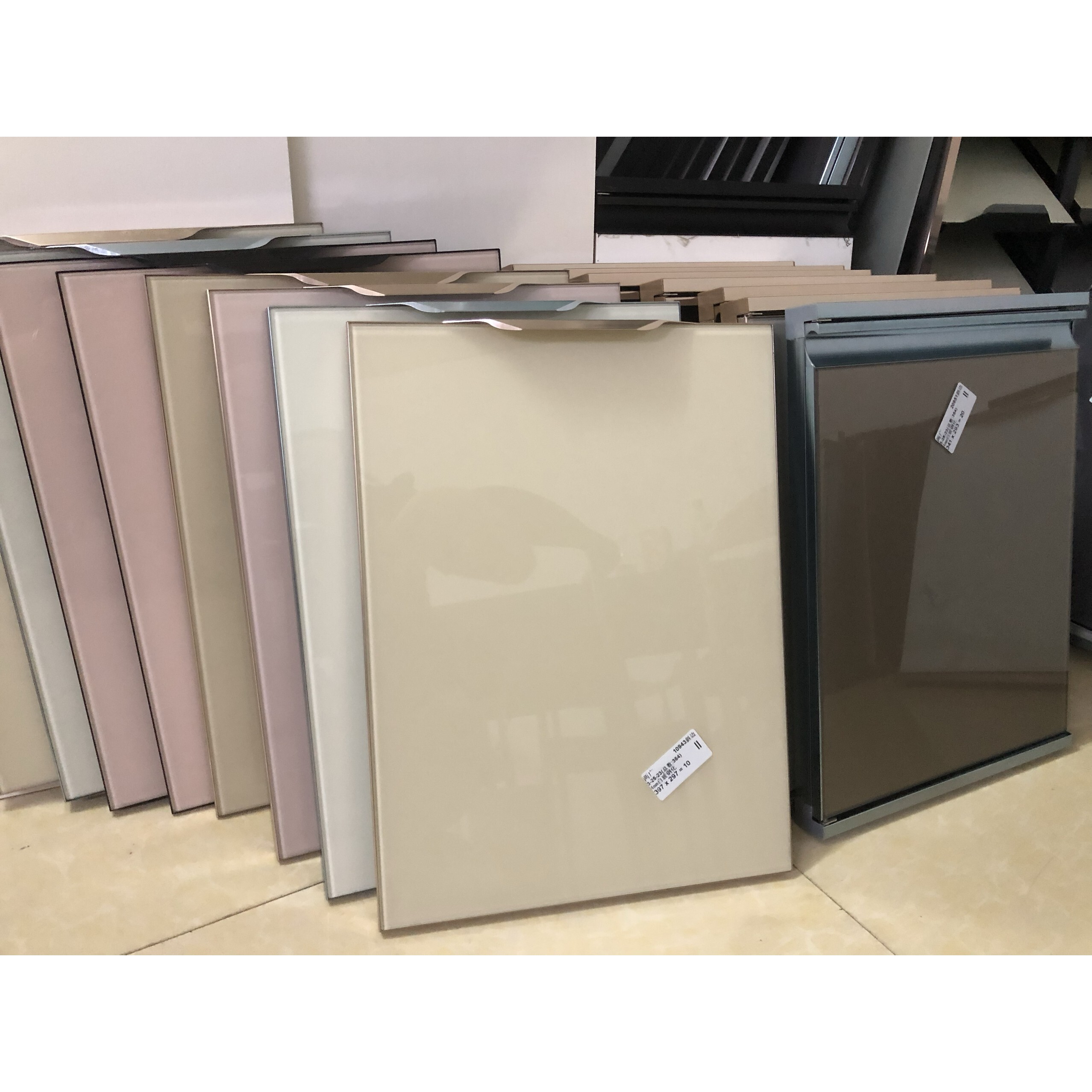 上柜门隐边免拉手高光百搭易清洁,支持定 制晶钢们钢化玻璃