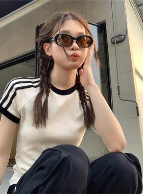 啊迪条纹正肩短袖t恤女春夏装设计感辣妹修身显瘦白色体恤短上衣