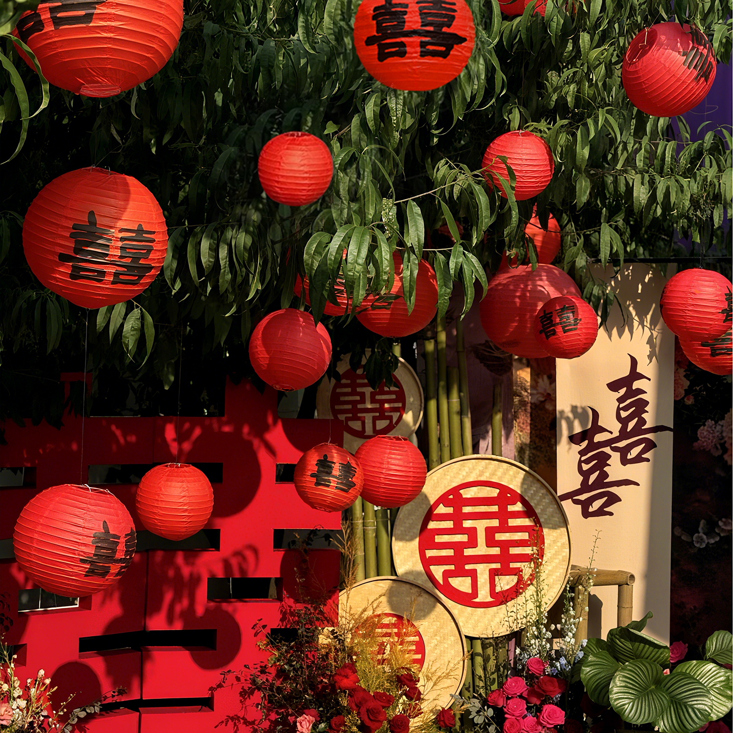 农村结婚院子树上装饰喜字灯笼