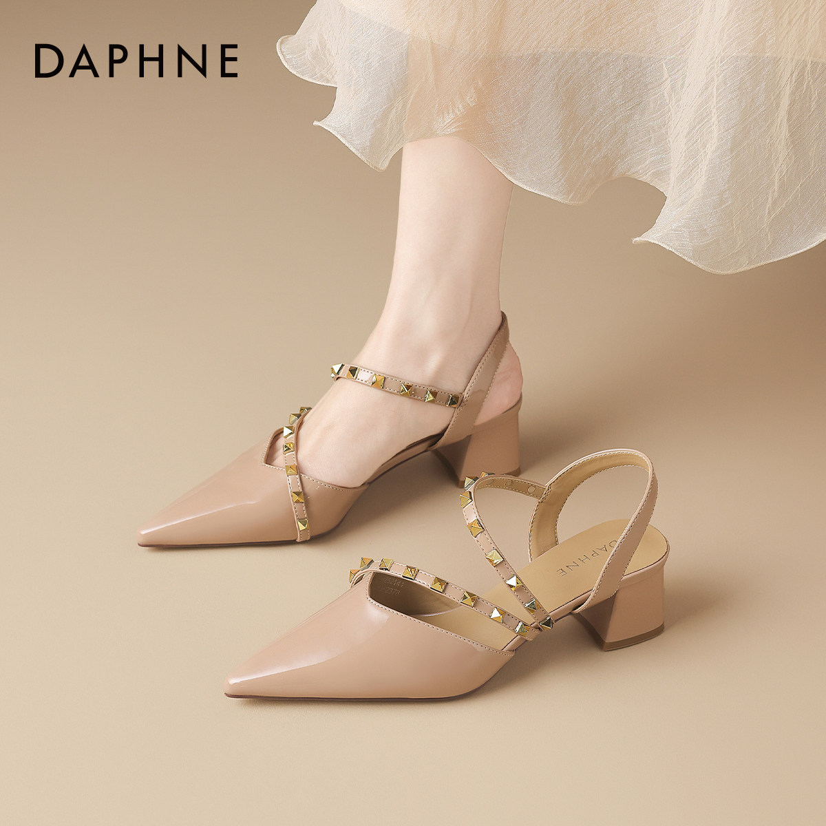 达芙妮凉鞋女款2026新款法式粗跟复古单鞋尖头白色流行通勤包头鞋