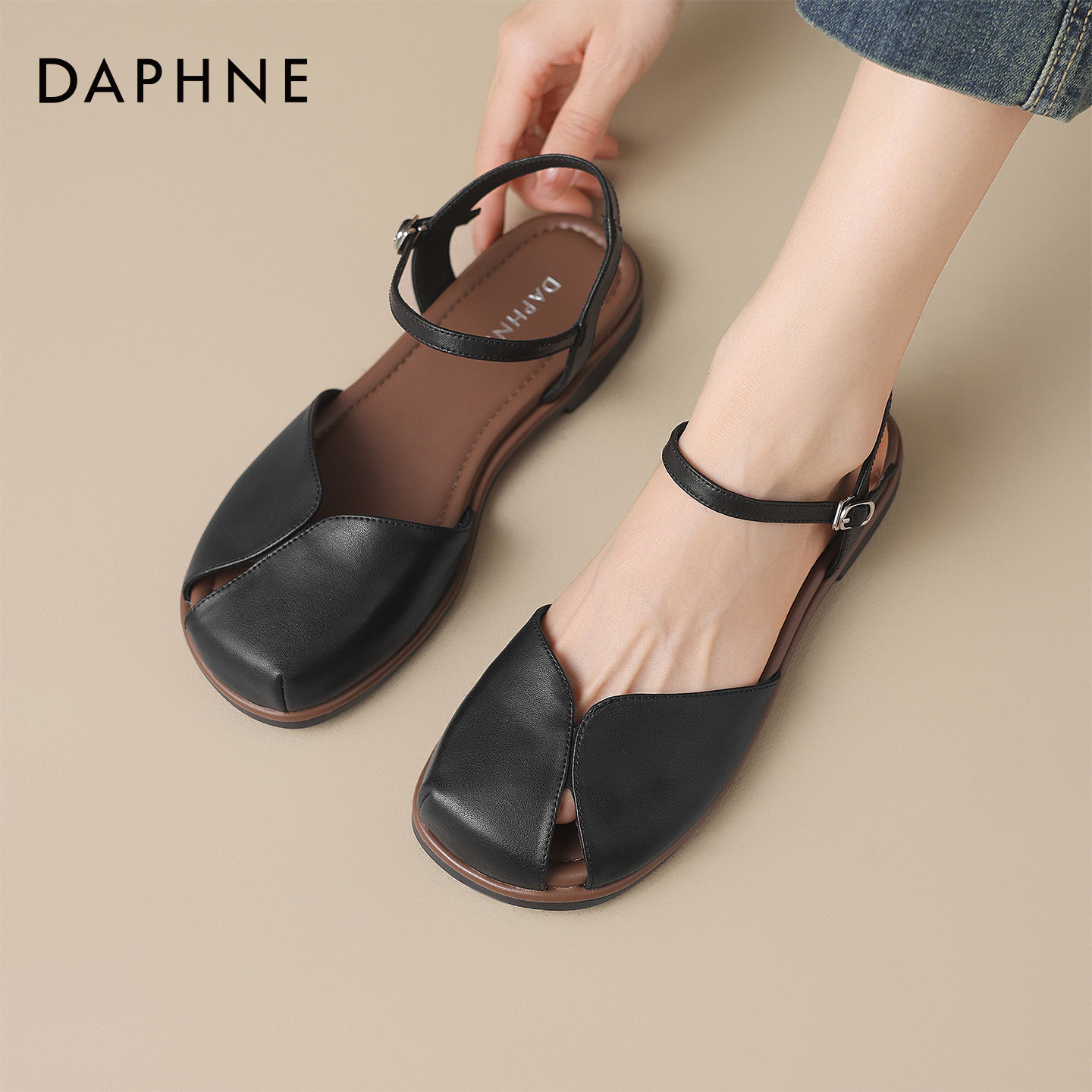 达芙妮镂空包头凉鞋女款2025新款平底凉单鞋女夏季软底沙滩罗马鞋