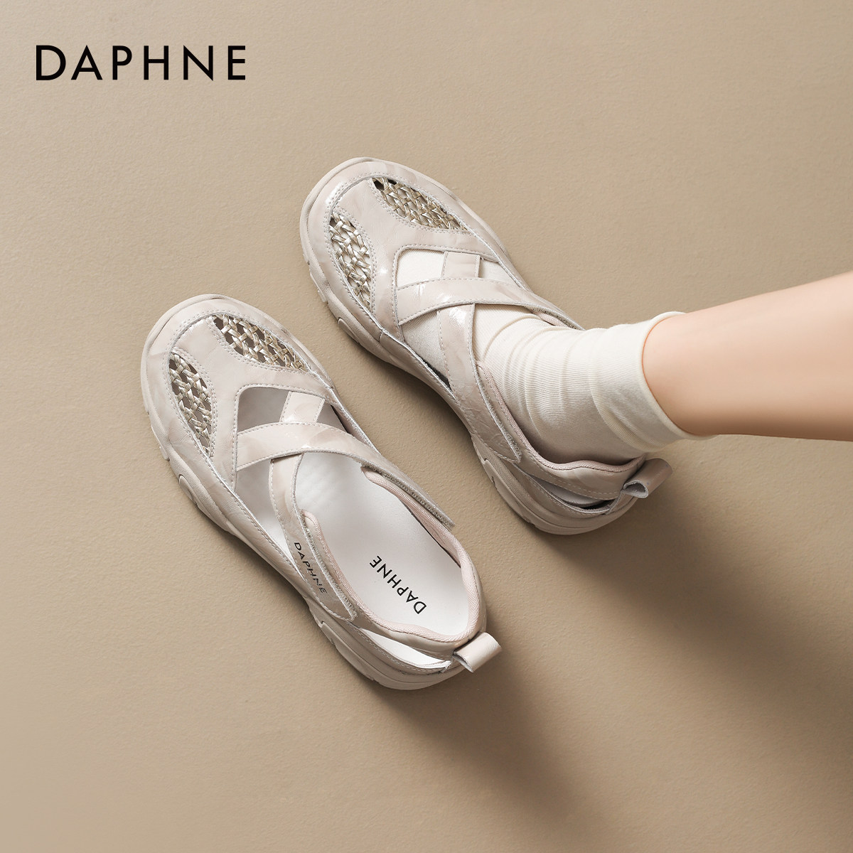 达芙妮运动休闲凉鞋女2026春夏季新款厚底增高编织包头罗马猪笼鞋