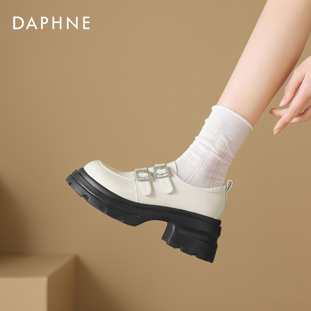 达芙妮厚底乐福鞋女2026新款春季白色英伦风皮鞋一脚蹬松糕底单鞋