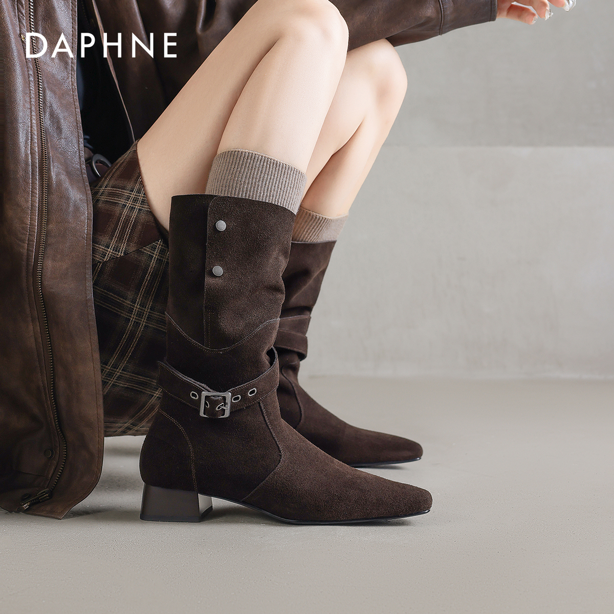 复古绒面中筒靴，金属扣饰粗跟靴