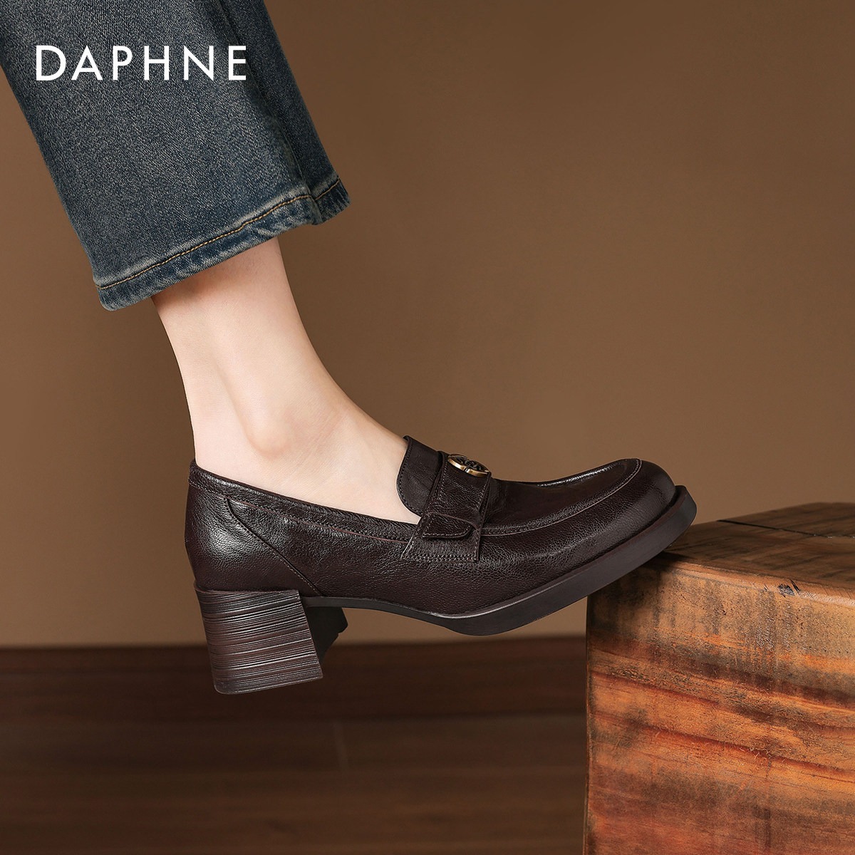 达芙妮高跟乐福鞋女2026新款春季英伦风棕色小皮鞋粗跟单鞋高跟鞋