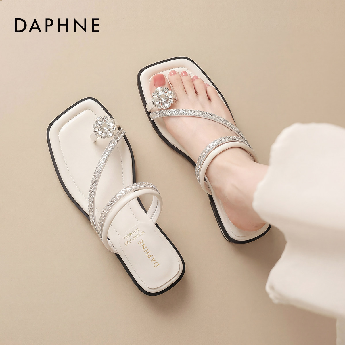 达芙妮夹趾拖鞋女2026新款夏季外穿平底一字拖水钻银色配裙子凉鞋
