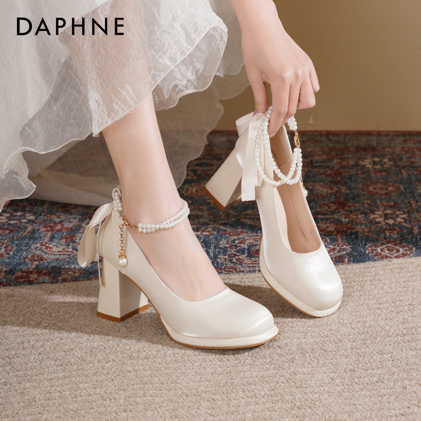 达芙妮高跟鞋女2026新款法式白色婚鞋新娘鞋不累脚粗跟玛丽珍单鞋