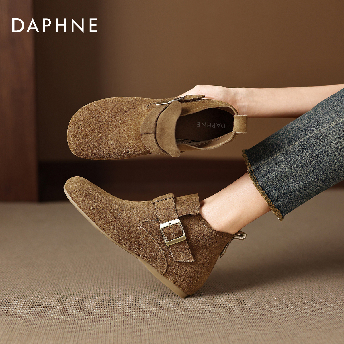 复古风搭扣短靴，打造秋冬时尚感